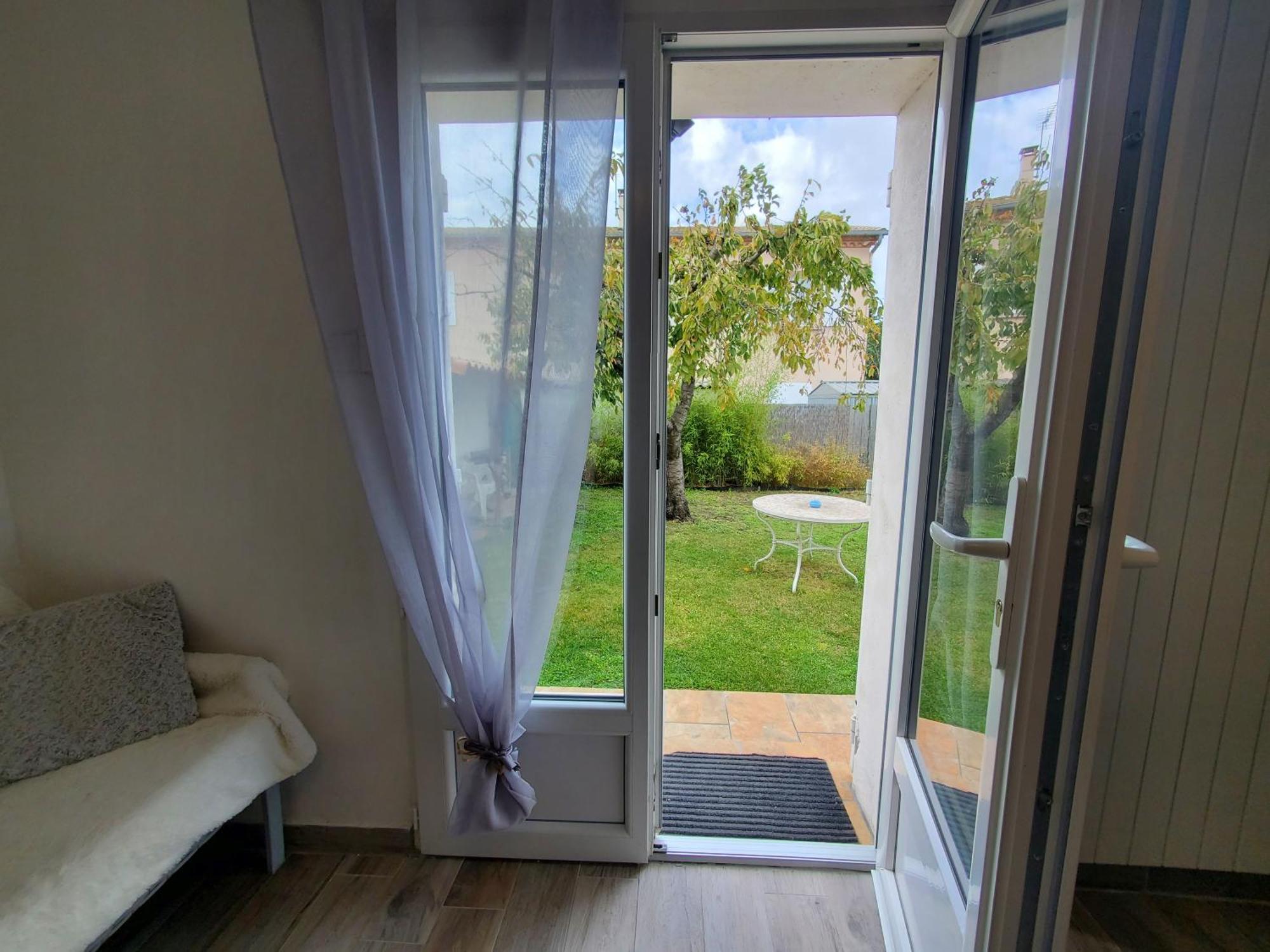 Milhaud Appart 28M2 Avec Jardin Et Parking Prives, Chambre Separee الغرفة الصورة